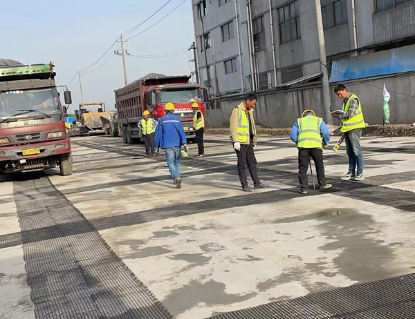 涟水老材料的新故事：玻璃纤维土工格栅如何在‘白改黑’浪潮中重获新生？